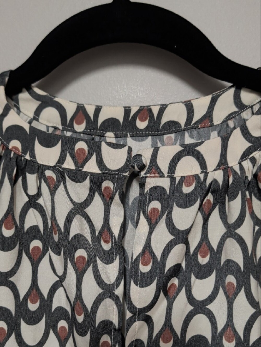 Worthington Ivory Geometric Short Sleeve Blouse with Gray and Blush Accents - Picture 5 of 7